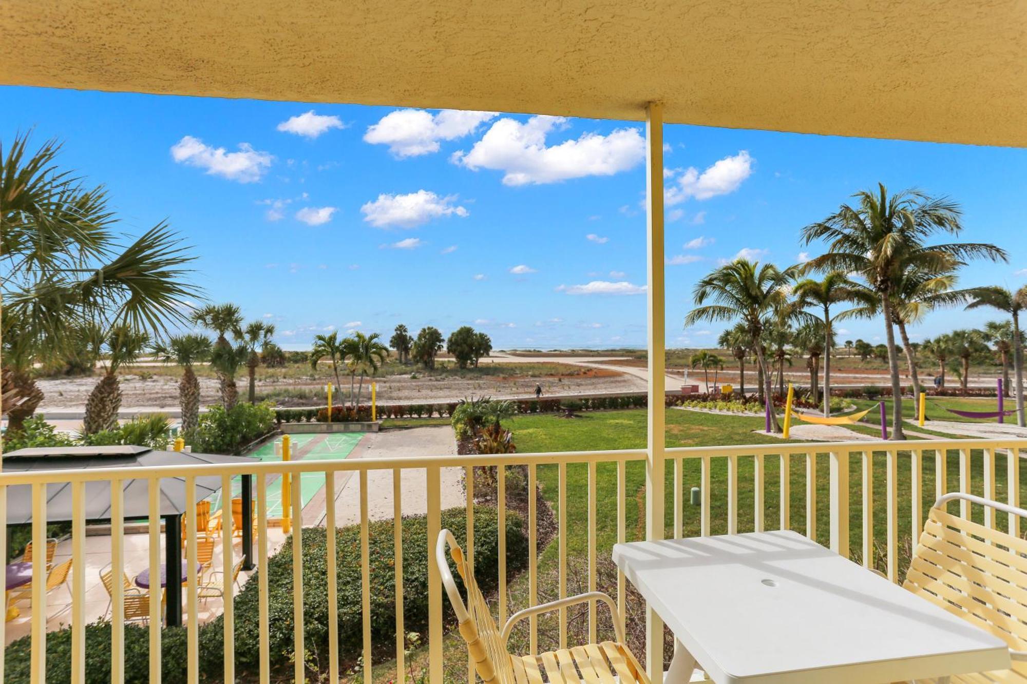 South Beach Condo Hotel By Travel Resort Services, Inc. セント・ピート・ビーチ エクステリア 写真